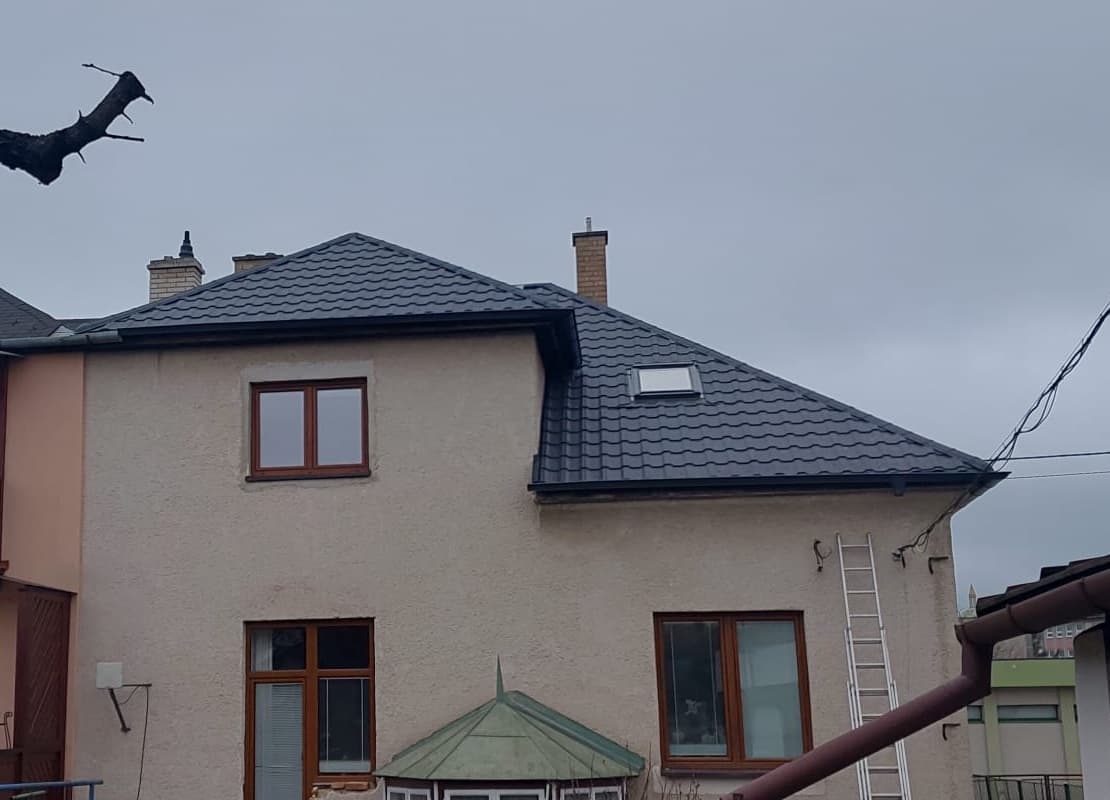 Rodinný dom s novou škridlovou strechou