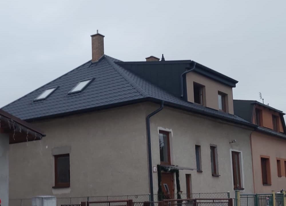 Rodinný dom s tmavou škridlovou strechou